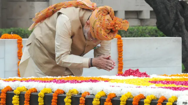 लाल किले जाने से पहले प्रधानमंत्री राजघाट गए