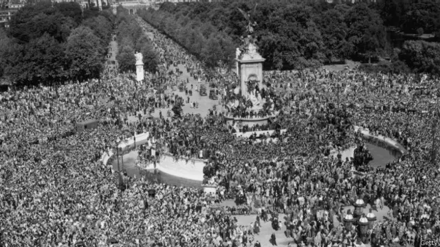 1945年白金汉宫外的伦敦民众