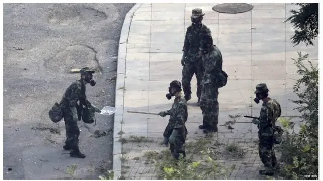 Các chuyên gia hóa học của quân đội đang tiến hành khám nghiệm hiện trường