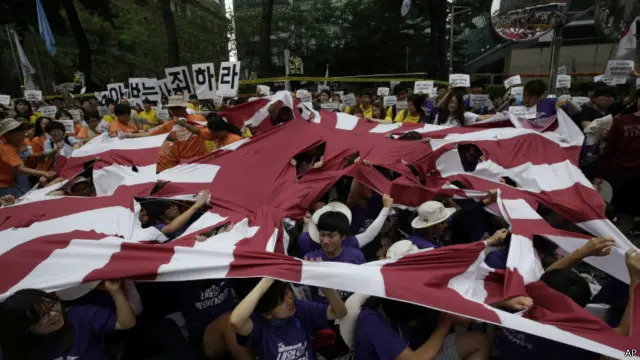 جنوبی کوریا کے طلبہ نے شنزو ابے کے بیان کے خلاف مظاہرہ کے طور پر ایک بڑے جاپانی پرچم کو ٹکڑے ٹکڑے کیا