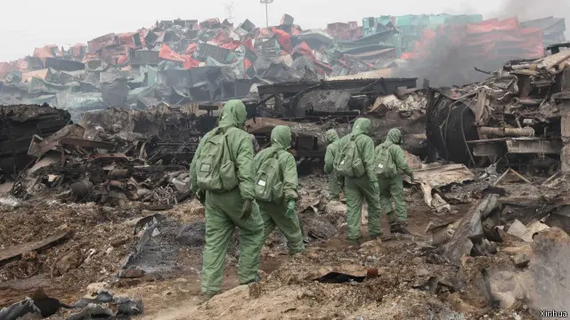 搜救分队官兵在爆炸事故核心区开展搜救工作