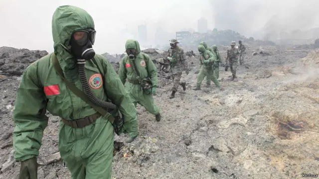 國家核生化應急救援隊官兵分組進入天津港「8·12」瑞海公司危險品倉庫特別重大火災爆炸事故現場核心區,開展搜救工作。