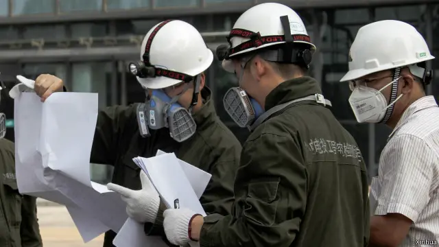 中电投工程研究检测评定中心的工作人员在查看评估受损的国家计算机中心及其周边建筑物的内部情况。