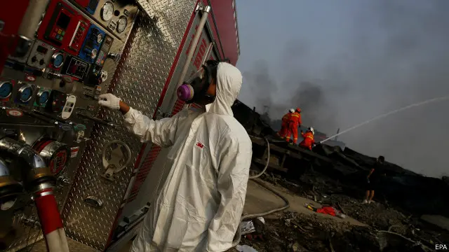 帶防毒面具的消防員在天津爆炸現場