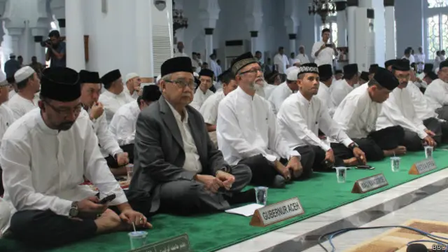 Gubernur Aceh Zaini Abdullah (tengah) memperingati 10 tahun perdamaian Aceh di Masjid Baiturrahman, Banda Aceh, Minggu (15/08) pagi.