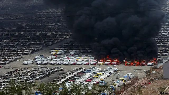 اشتعلت النيران في مئات من السيارات في الميناء
