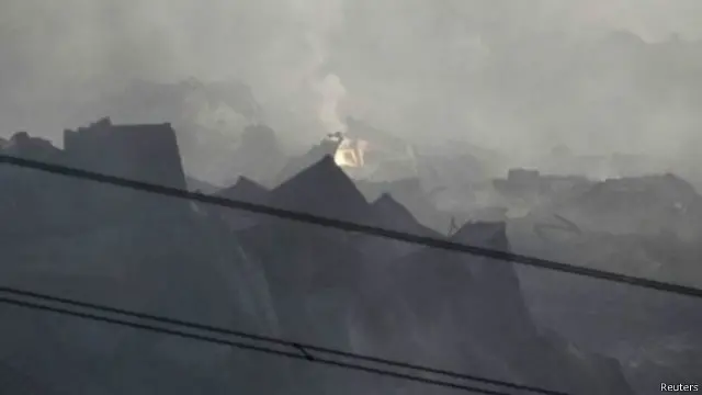 النيران اشتعلت مرة أخرى في موقع الانفجار الذي أدى لمقتل 85 شخصا بينهم 21 رجل إطفاء، وأصاب المئات