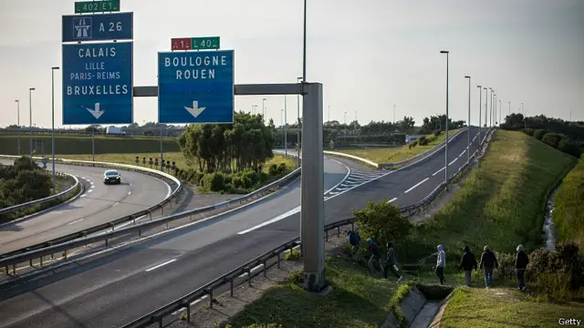 در هفته های اخیر هزاران پناهجو برای ورود به بریتانیا خود را به شهر کاله درسوی دیگر کانال مانش در فرانسه رسانده اند