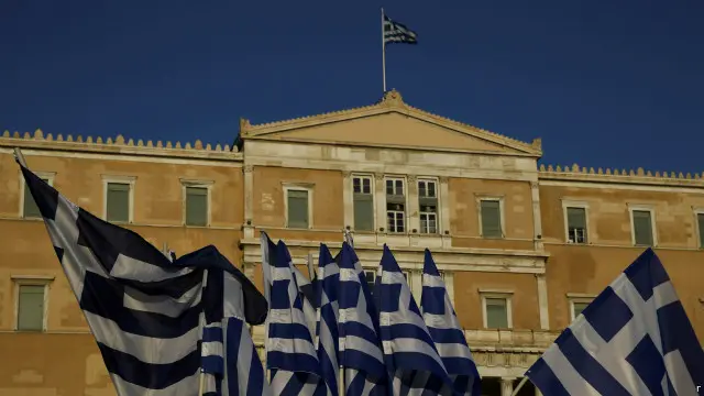 الاتفاق اليوناني الاوروبي كان له عواقب سياسية بالنسبة لرئيس الوزراء الكسيس تسيبراس الذي واجه اعتراضات داخل حزبه سيريزا اليساري.