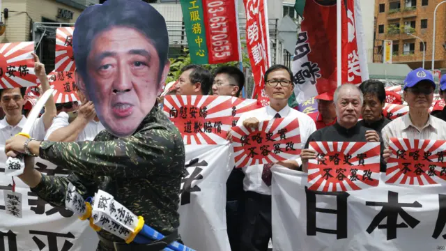 صورة لاحتجاج على ممارسات اليابان ضد دول الجوار في الحرب العالمية الثانية.