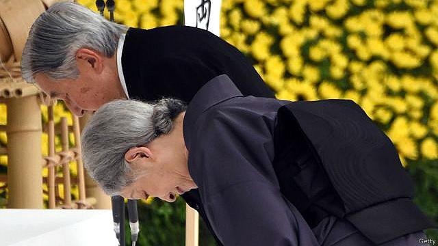 Nhật Hoàng Akihito và Hoàng hậu Michiko trong buổi lễ tưởng niệm.