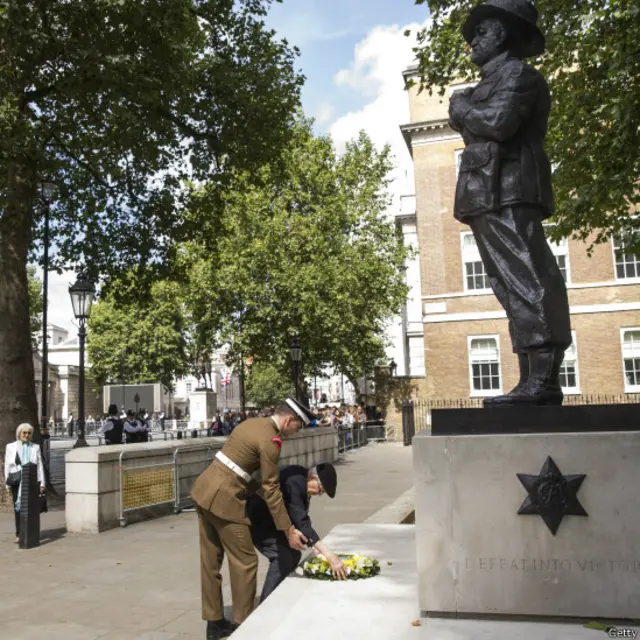 老兵在英军第十四军指挥官像前敬献花圈