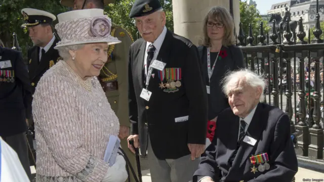 انضمت ملكة بريطانيا إليزابيث الثانية إلى محاربين قداماء خلال قداس إقيم في ذكرى الحرب بإحدى كنائس لندن.