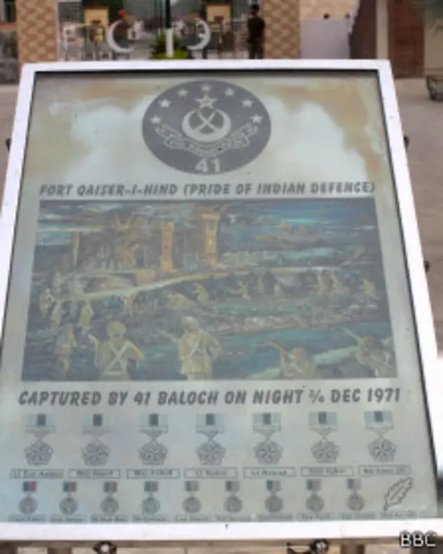 سرحد کے گیٹ سےکافی پہلے سڑک کے بیچوں بیچ ایک یادداشتی تصویر موجود تھی