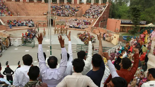 سٹیڈیم نما مختصر سا میدان دو حصوں میں بٹا ہوا ہے۔ اس کے مسلمان حصے کا نام گنڈا سنگھ والا ہے اور ہندو حصے کا نام فیروز پور