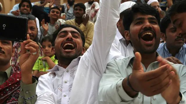 گنڈا سنگھ والے تماشبین گرتی ہوئی للکاروں پر کھُل کر ہنس رہے تھے جبکہ فیروزپوری صرف مسکراتے تھے۔