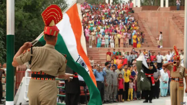 دونوں پرچم مخالف کی زمین پر ایک ساتھ غروب ہوتے چلےگئے