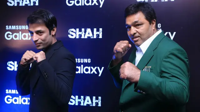 فلم میں حسین شاہ (دائیں) کا کردار عدنان سرور (بائیں) نے ادا کیا ہے جو اس فلم کے ہدایتکار اور مصنف بھی ہیں