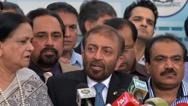 ایم کیوایم کے رہنما فاروق ستار نے کہا کہ پانچ دسمبر کو ہونے والے بلدیاتی انتخابات کی مہم روکنے کے لیے ان پر دباؤ ڈالا جارہا ہے