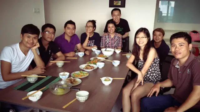 Phần lớn đồng nghiệp của Thủy dưới 30 tuổi.