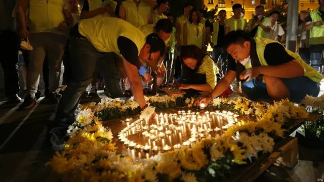 天津民众点起蜡烛悼念滨海新区爆炸死难者（15/8/2015）