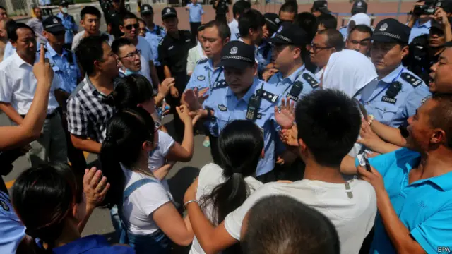 天津爆炸死伤者家属在滨海新区政府大楼外与警察争执（16/8/2015）