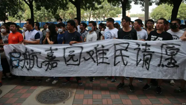 天津美华酒店外滨海爆炸灾民请愿要求政府回购受损住房（16/8/2015）