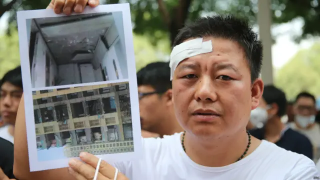 受損業主示威並要求政府回購房屋。