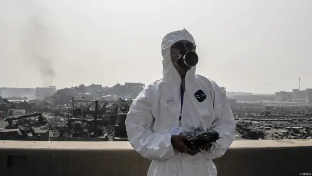 工作人员利用无人机测绘天津爆炸现场（新华社图片16/8/2015）