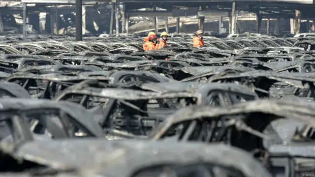 天津爆炸现场消防人员察看火灾情况（新华社图片16/8/2015）