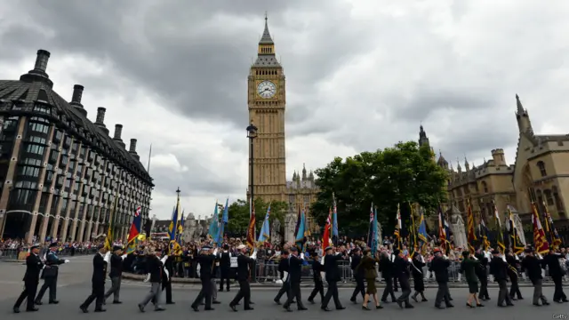 游行队伍行经英国皇家骑兵卫队阅兵场（Horse Guard's Parade）
