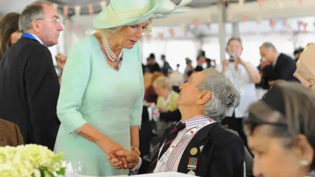 英王储查尔斯王子的妻子康沃尔公爵夫人卡米拉出席在西敏寺（Westminster Abbey）学院庭园（College Gardens）举行的纪念仪式。