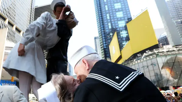 美国东岸纽约在当地时间14日，300多名男女在时代广场，重现70年前标志二战终战的经典画面──“胜利之吻”。