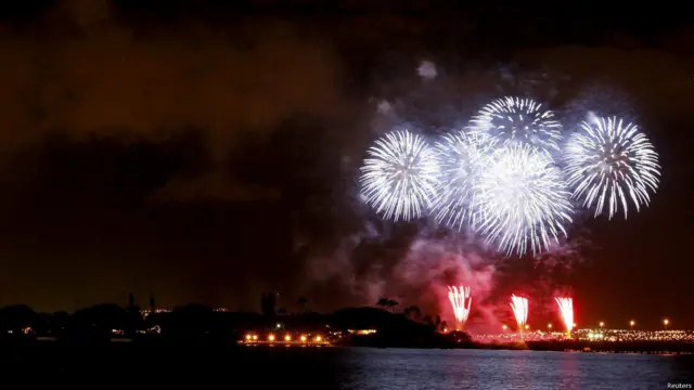 珍珠港在当地时间14日晚间举行纪念活动。