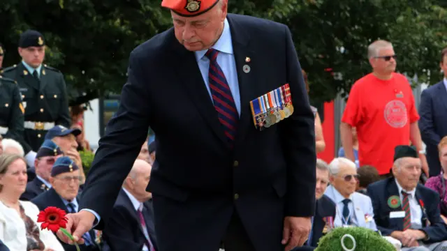 加拿大首都渥太华的无名英雄墓前（Tomb of the Unknown Soldier）举办纪念仪式。