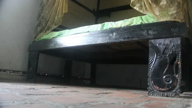 Ranjang yang digunakan Bung Hatta masih asli termasuk ubin terakota.