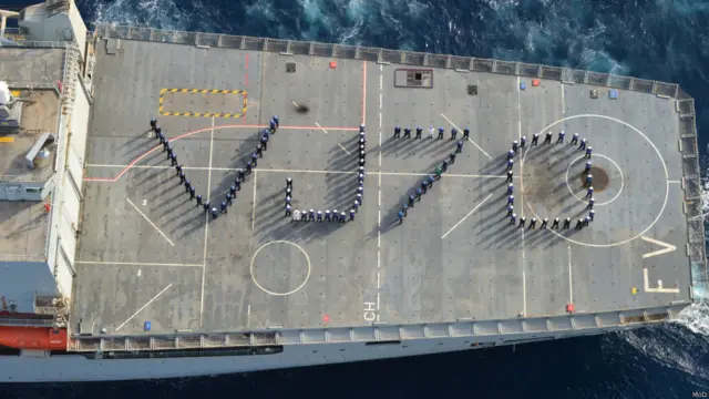 在波斯湾执行任务的英国皇家海军官兵，在维多利亚堡号辅助舰（RFA Fort Victoria）甲板上排出“VJ70”的字样。 