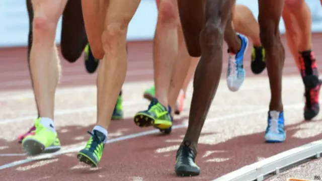 легкоатлети на біговій доріжці 