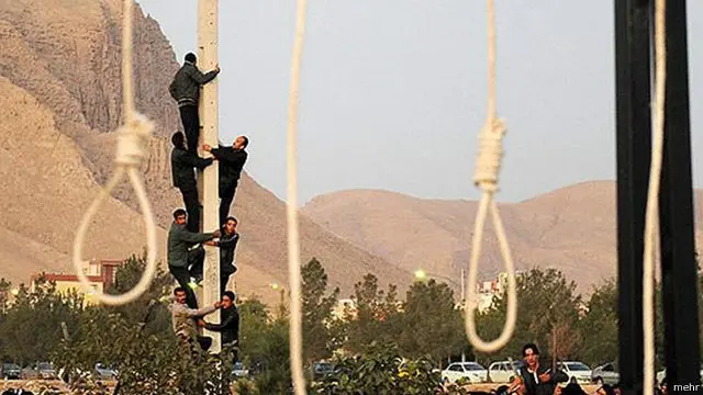 بیش از نیمی از زندانیان در ایران، در ارتباط با جرایم مواد مخدر در دادگاههای انقلاب محاکمه میشوند. از این تعداد، سالانه صدها تن در زندانهای سراسر کشور به دار آویخته میشوند