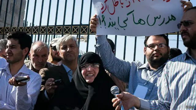 مجلس شورای البته نقش تعیینکنندهای در سیاست خارجی جمهوری اسلامی ندارد اما دستکم در دو سال گذشته دستاندازهای جدی را برای استراتژی روابط خارجی دولت ایجاد کرده است. مهمترین چالش بر سر بررسی توافق اتمی بود که علاوه بر صفبندیهای همیشگی به درگیریهای لفظی حاد منجر شد