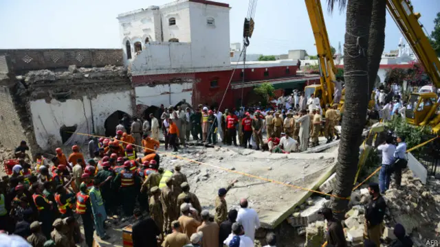 امدادی کارروائیوں میں ملبے تلے دبے افراد کو نکالنے کے لیے بھاری مشینری بھی استعمال کی گئی
