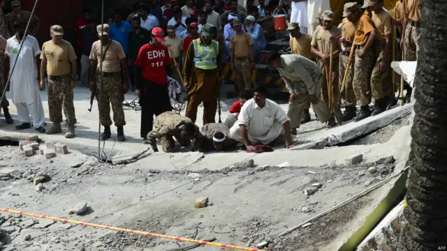 امدادی کارروائیوں میں ملبے تلے دبے افراد کو نکالنے کے لیے مشینری بھی استعمال کی جا رہی ہے۔