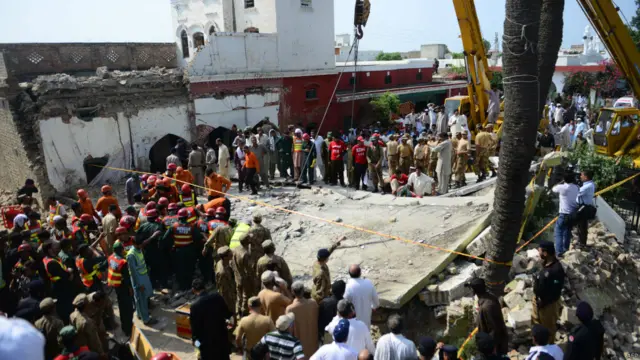 خودکش دھماکے میں شجاع خانزادہ کے ڈیرے کی چھت ہی نیچے آ گری