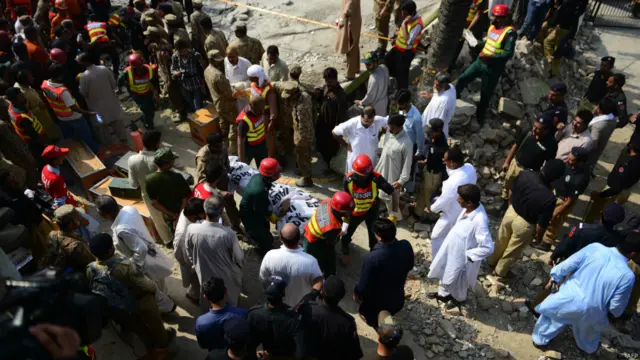 ریسکیو حکام کے مطابق ملبے تلے دبے دیگر افراد کو نکالنے کی کوششیں کر رہی ہیں۔