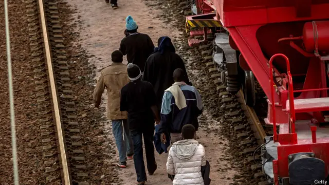 ابھی بھی بہت سے لوگ ٹریک پر نظر آ رہے ہیں