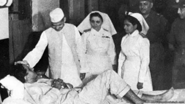 तत्कालीन प्रधानमंत्री लाल बहादुर शास्त्री आर्मी अस्पताल में घायल जवान को देखते हुए.