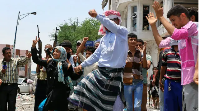 مؤيدون لهادي يحتفون بتقدمهم في مدينة تعز. 