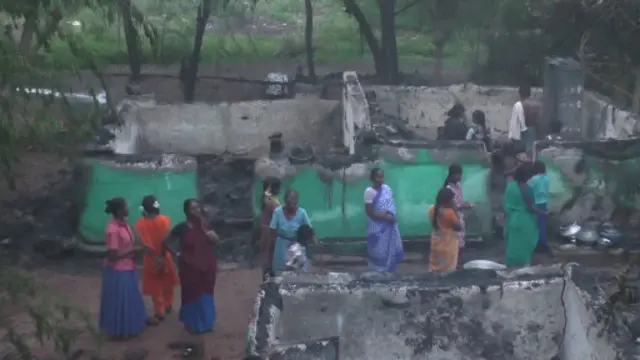 தலித் மக்களின் குடியிருப்புகளும் எரிக்கப்பட்டதாக குற்றச்சாட்டுக்கள்