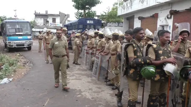 پولیس کا کہنا ہے کہ اب علاقے میں تین حملہ آوروں کی تلاش جاری ہے