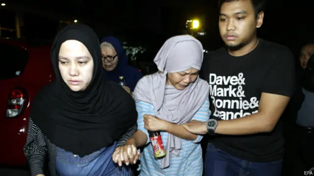 بستگان سرنشینان در انتظار خبر گرفتن از سرنوشت عزیزان خود بوده اند